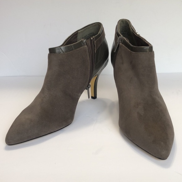 Bella Vita Esther Gray Pointed Toe Side Zip Top Suede Ankle Boots size 10W - Picture 1 of 14